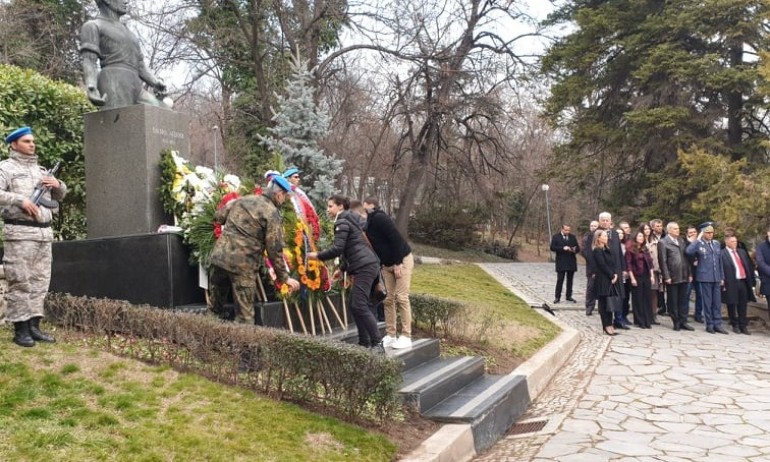 ГЕРБ в Пловдив поднесе цветя и се поклони пред паметника на Васил Левски - Tribune.bg