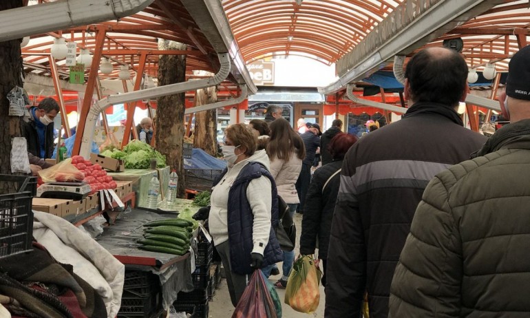 Навалици на пазара във Варна, търговците недоволни от мерките (СНИМКИ) - Tribune.bg