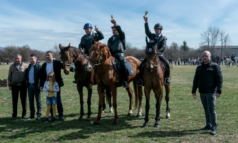 На Тодоровден конни полицаи от СДВР показаха майсторска езда (СНИМКИ) - Tribune.bg