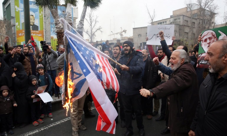Конфликтът САЩ – Иран ескалира, заплахи и взривове (СНИМКИ) - Tribune.bg