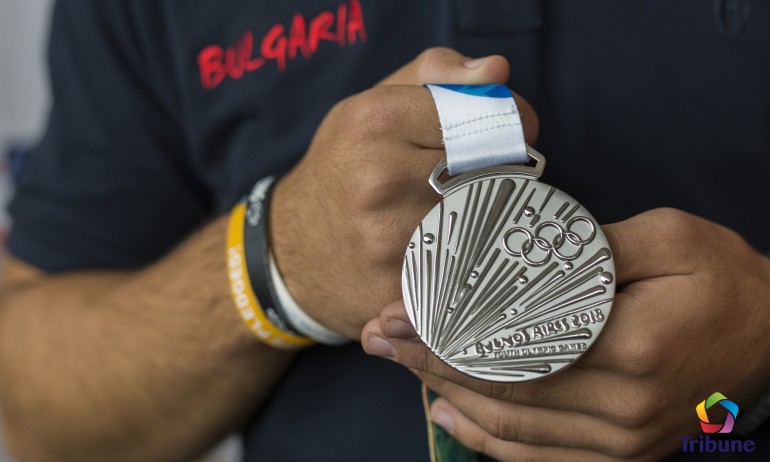 Медалистите от Буенос Айрес със златни кюлчета и юбилейни монети от Fibank - Tribune.bg