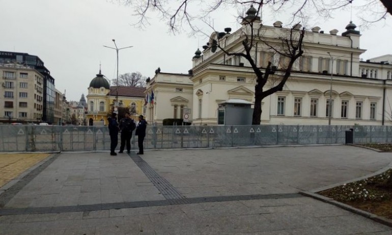 Рашков в пълна бойна готовност заради протестите: Метални огради, стотици полицаи и водни оръдия (СНИМКИ) - Tribune.bg