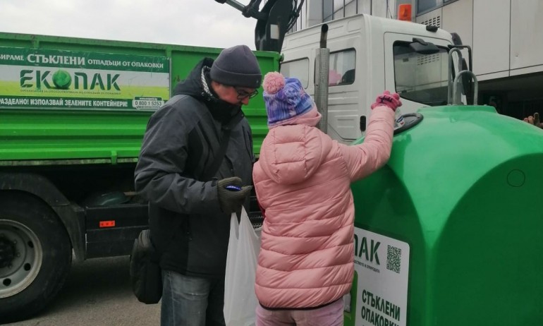 Близо 2 тона стъкло събра кампанията на ЕКОПАК и пързалка Юнак RE-спортувай: Стъкло за кънки - Tribune.bg