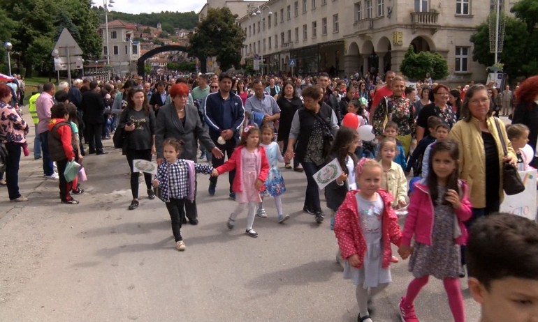 България отбелязва 24 май с тържествени шествия (ГАЛЕРИЯ) - Tribune.bg