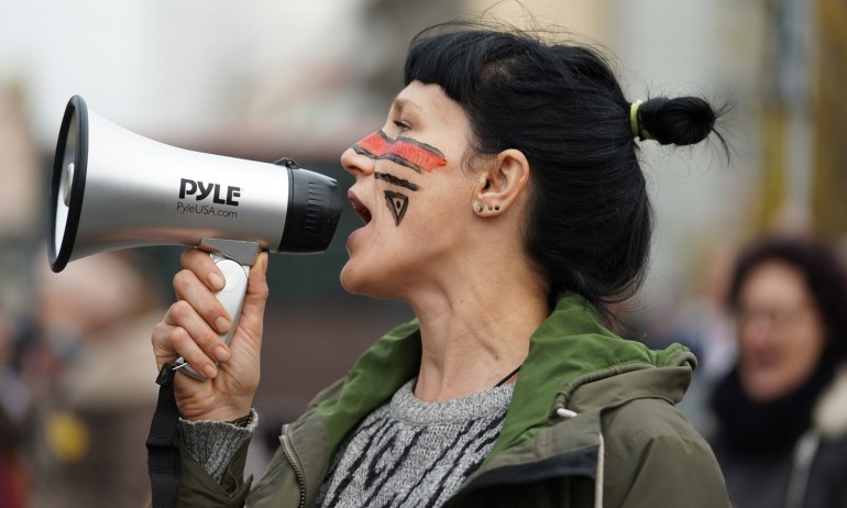 Водни оръдия срещу демонстранти в Берлин, които не искат COVID ограничения (СНИМКИ) - Tribune.bg