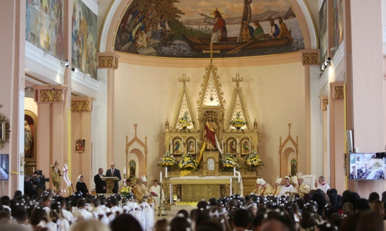 В Раковски: Папа Франциск даде първо причастие на 242 българчета (СНИМКИ) - Tribune.bg
