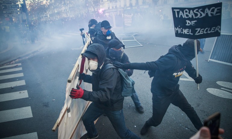 Сблъсъци и сълзотворен газ срещу протестиращи в Париж - Tribune.bg