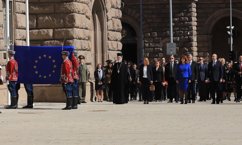 Издигнаха знамето на ЕС по повод Деня на Европа (СНИМКИ) - Tribune.bg