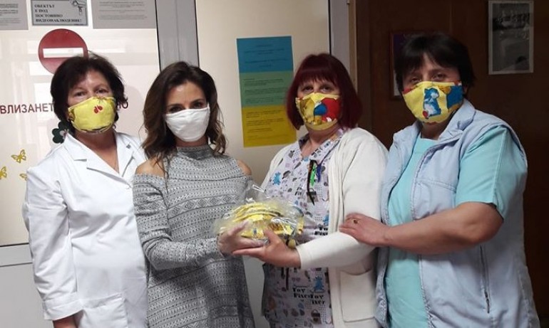 Талантлива българска дизайнерка изработи защитни маски за болница в Смолян - Tribune.bg