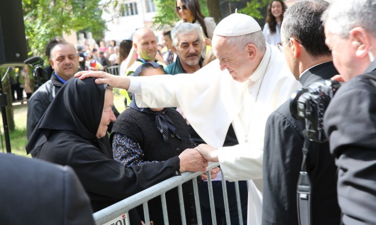 В Раковски: Папа Франциск даде първо причастие на 242 българчета (СНИМКИ) - Tribune.bg