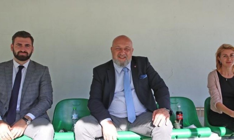 Министър Кралев откри футболен терен в Габрово - Tribune.bg