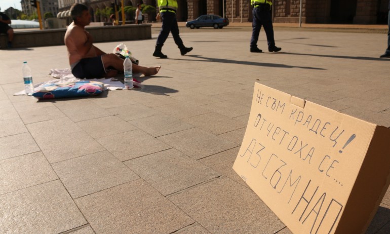 Изключително оригинално: Мъж по гащи полегна пред Министерски съвет (СНИМКИ) - Tribune.bg