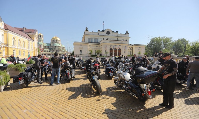 Пред заградения парламент: Мотористи протестираха в София, искат спешни промени в Закона за пътищата (СНИМКИ) - Tribune.bg