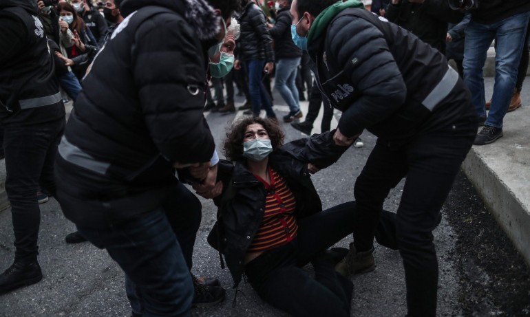 Напрежение в Турция: Ердоган заклейми ЛГБТ младежи на фона на студентски протести и арести - Tribune.bg