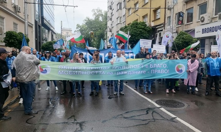 Три протеста под позорците на Кирил Петков (ВИДЕА+СНИМКИ) - Tribune.bg