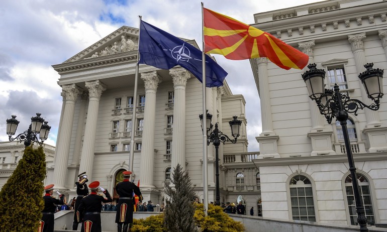 Скопие издигна тържествено знамето на НАТО (СНИМКИ) - Tribune.bg