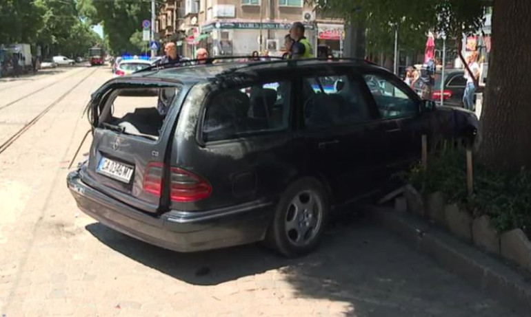 Тежък инцидент с кола и трамвай в София, има пострадали - Tribune.bg