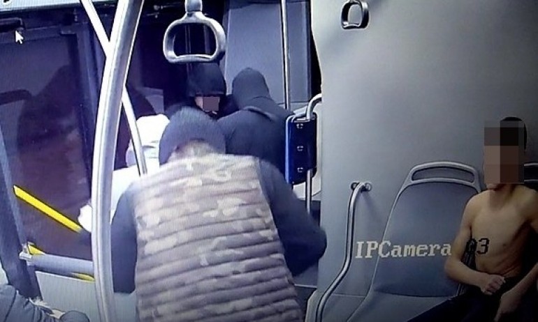 СДВР показа нападателите на момчето в столичния автобус - Tribune.bg