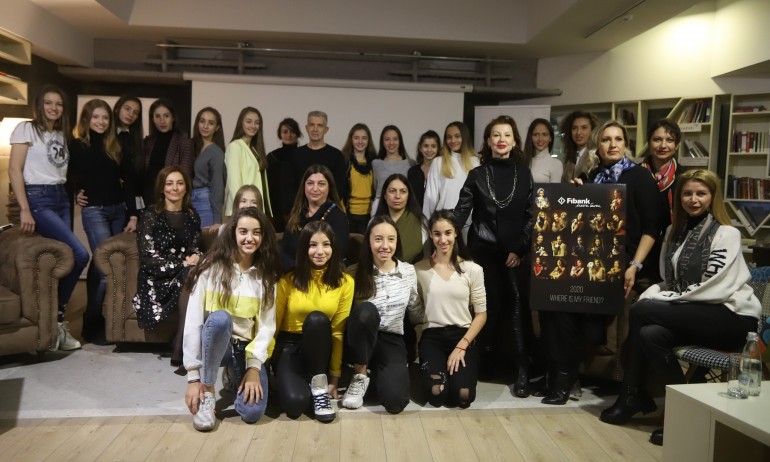 Благотворителният календар на Fibank за 2020 – артистичен шедьовър със златните момичета - Tribune.bg