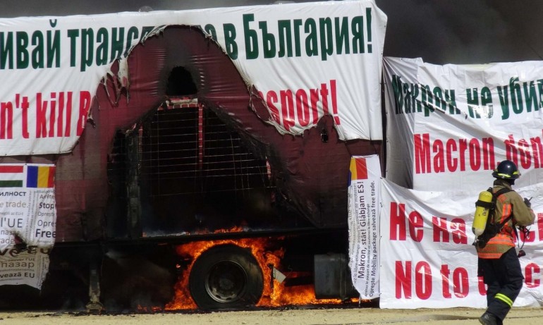 Протест срещу пакет Мобилност - превозвачи запалиха ТИР в Пловдив (СНИМКИ) - Tribune.bg