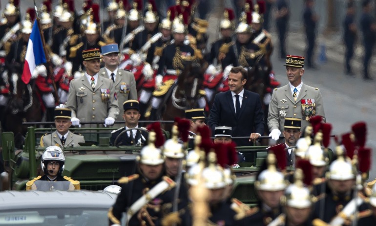 С грандиозен парад в Париж отбелязват Деня на Бастилията (СНИМКИ) - Tribune.bg