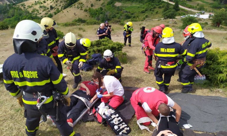 Учение показа спасяване на пътници при самолетна катастрофа (СНИМКИ) - Tribune.bg