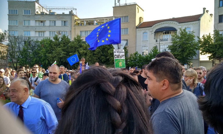 Привържениците на правителството се събраха пред Народното събрание - Tribune.bg