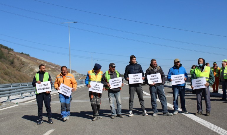 Блокади и протести на пътните строители в страната: Няма ли пари-загиваме (СНИМКИ) - Tribune.bg