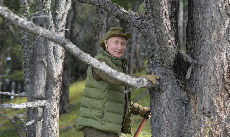Путин бере гъби на рождения си ден високо в сибирските планини (ГАЛЕРИЯ) - Tribune.bg