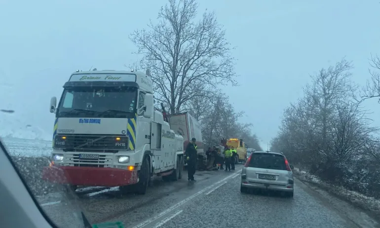 Сигнал до Tribune: Тежка катастрофа блокира пътя Враца-Оряхово (ВИДЕО/СНИМКИ) - Tribune.bg