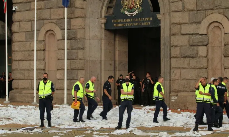 Наказват четирима полицаи за превишени правомощия пред МС - Tribune.bg
