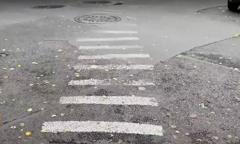 Арт или абсурд? Крива пешеходна пътека се появи в центъра на София - Tribune.bg