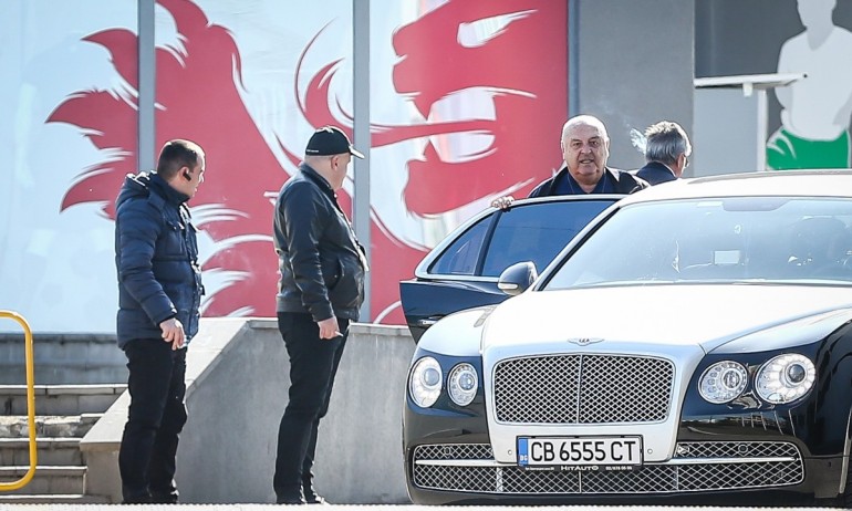 Венци Стефанов с нова атака срещу Бербатов и спортния министър - Tribune.bg