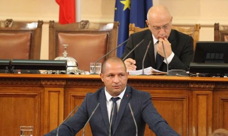 Младен Шишков: Не дарявам заплатата си, за да се харесам на някой, а защото така усещам нещата - Tribune.bg