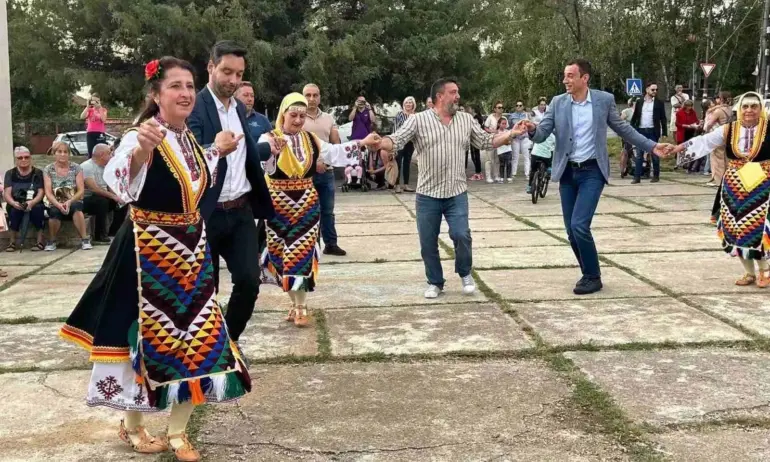 А кампанията даже не е започнала: Терзиев и Бонев друсаха хоро в Кремиковци - Tribune.bg