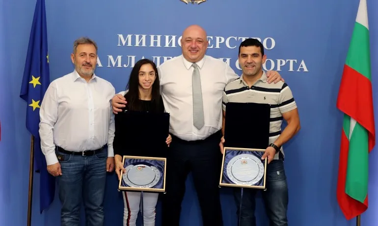 Министър Кралев награди бронзовата медалистка от Световните плажни игри Миглена Селишка - Tribune.bg