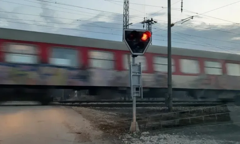 Мъж загина, след като автомобилът му бе блъснат от влак край Павел баня - Tribune.bg