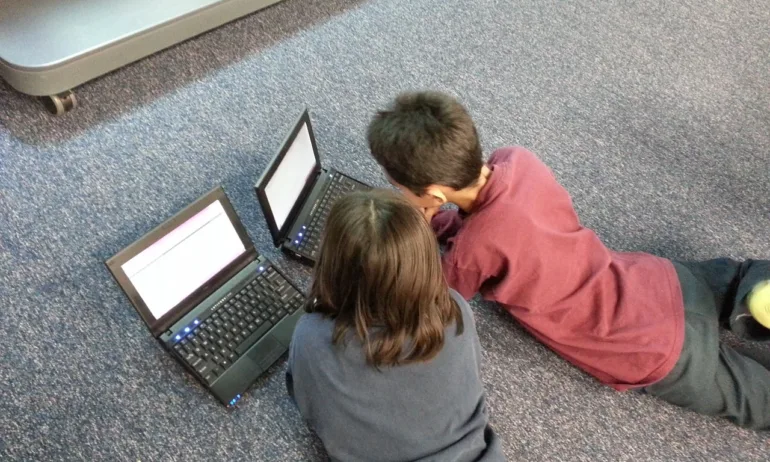 Министър Вълчев: Трябва да ограничим седенето пред монитори на децата - Tribune.bg