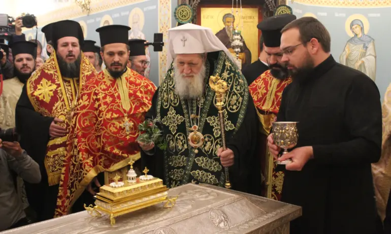 Патриарх Неофит посрещна и пръв се поклони пред мощите на патриарх Евтимий Търновски - Tribune.bg