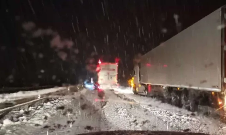 Движението от Перник за София почти спря заради снега - Tribune.bg