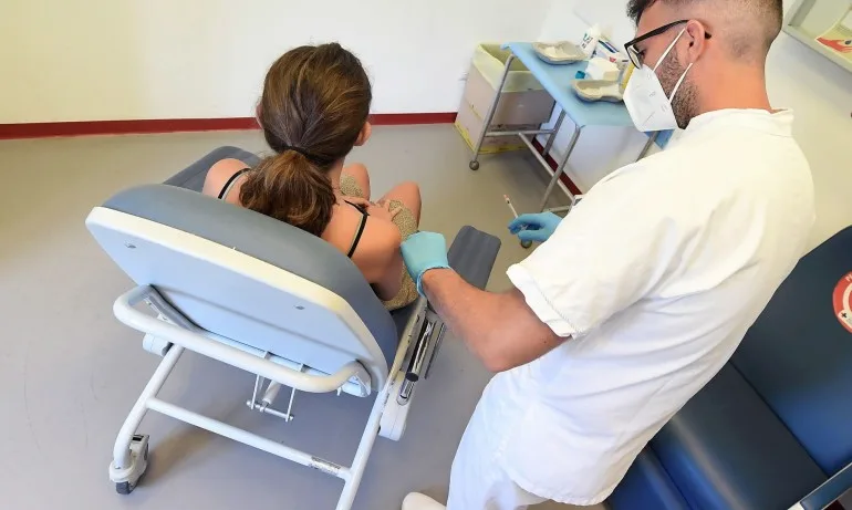 Италия разреши ваксинацията на бременни жени - Tribune.bg