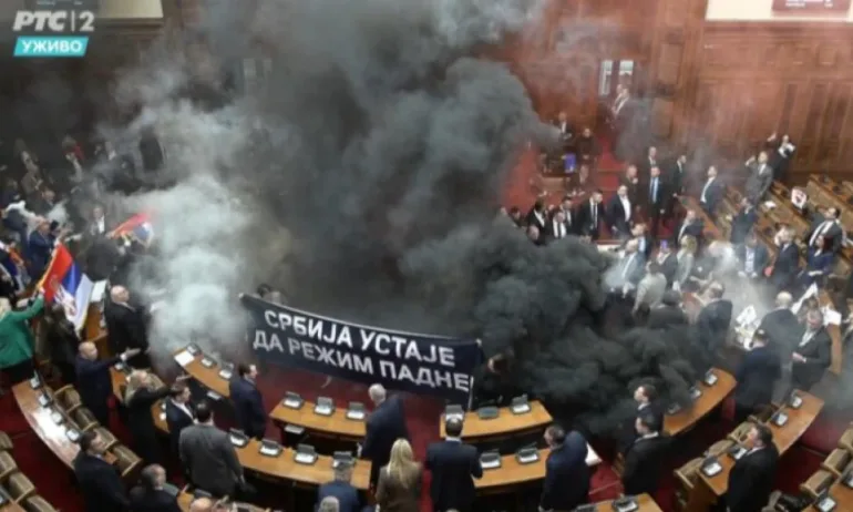 Като на фронта: Бой и димки в сръбския парламент. Две депутатки са в критично състояние - (СНИМКИ/ВИДЕО/ОБНОВЕНА) - Tribune.bg