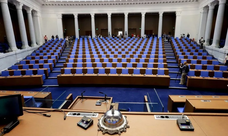 Депутатите гласуват оставките на правосъдния министър и на шефката на ЦИК - Tribune.bg