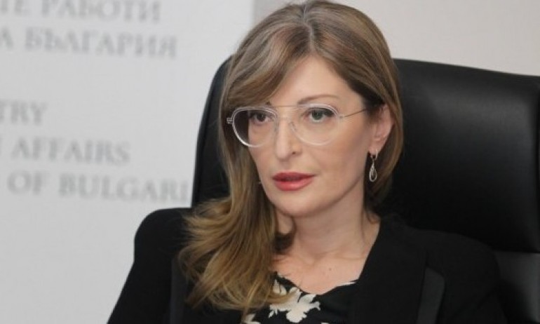 Захариева за конфликта НАТО-Русия: Депутатите не са виждали външния ни министър, а Янев отиде на анти-натовски митинг - Tribune.bg