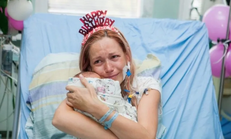 Спасена от смърт родилка прегърна близначетата си на рождения си ден - Tribune.bg