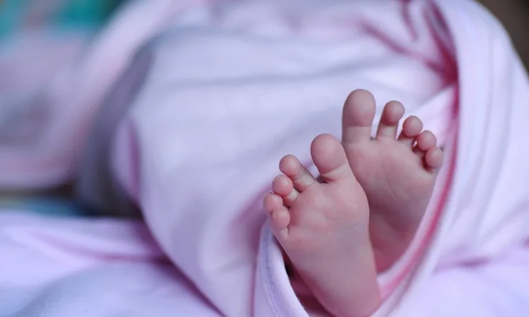 Бебе се е родило, заразено с коронавирус - Tribune.bg