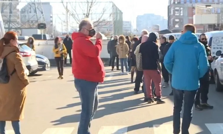 В първите дни на новата година: Опашка за PCR тест - Tribune.bg