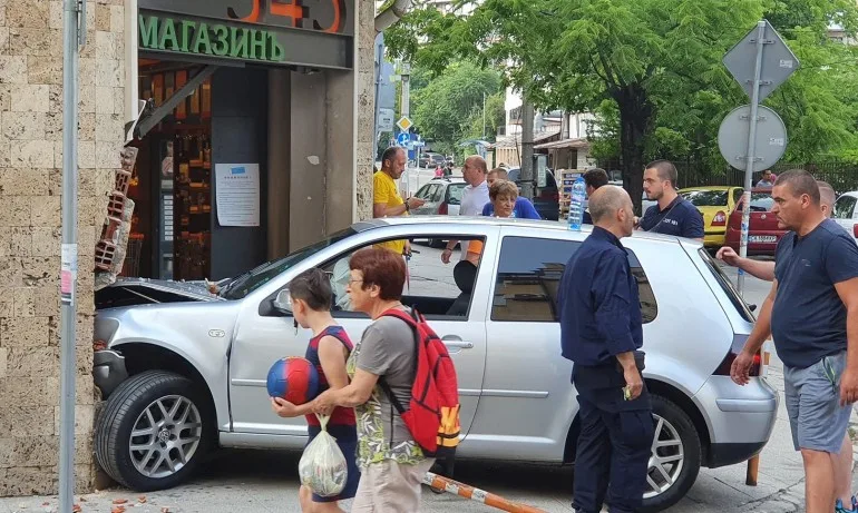 Кола се вряза в магазин в столичния кв. Редута - Tribune.bg