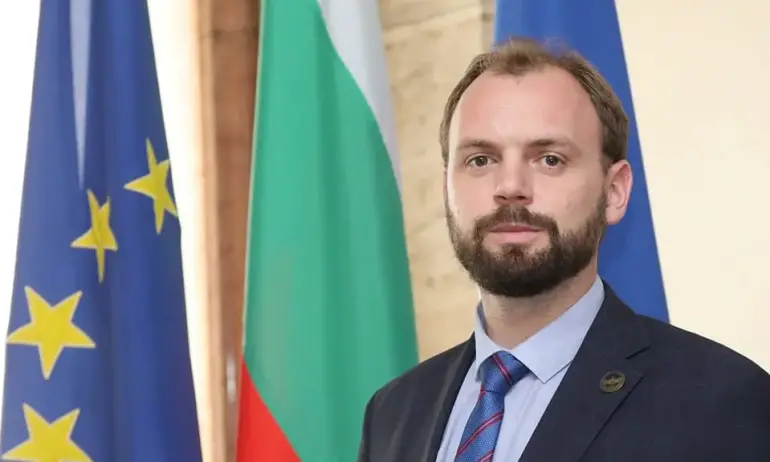 Скандал в Пирогов: Съветник на Тагарев от ДБ искал да изкарат дете от шокова зала, за да приемат неговото - Tribune.bg