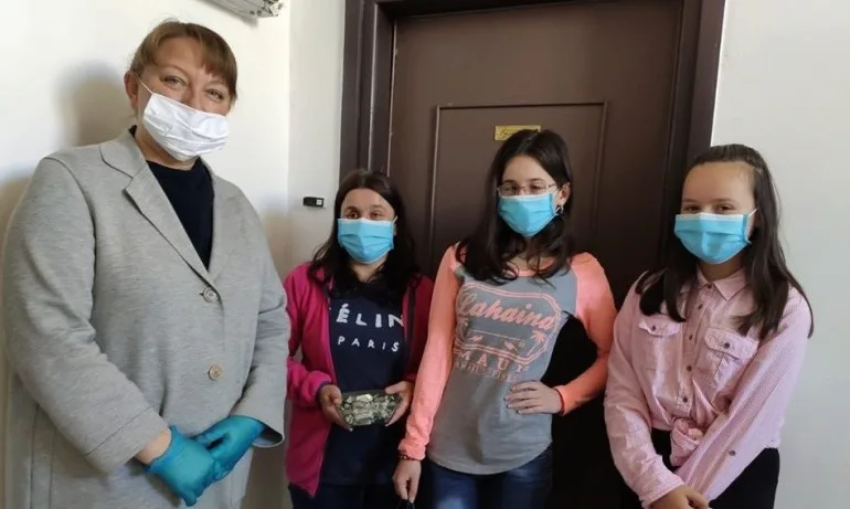 Министър Сачева занесе храна и лакомства на нуждаещи се деца - Tribune.bg